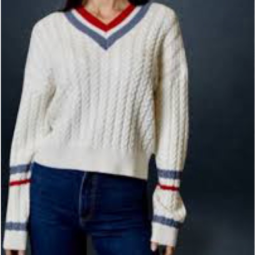 DESIGN HISTORY V Neck Cable Knit Sweater 
Size M NWOT